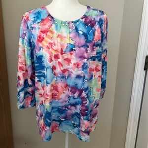 Alfred Dunner Top in watercolor pattern! Size L. Wonderful neck detail!